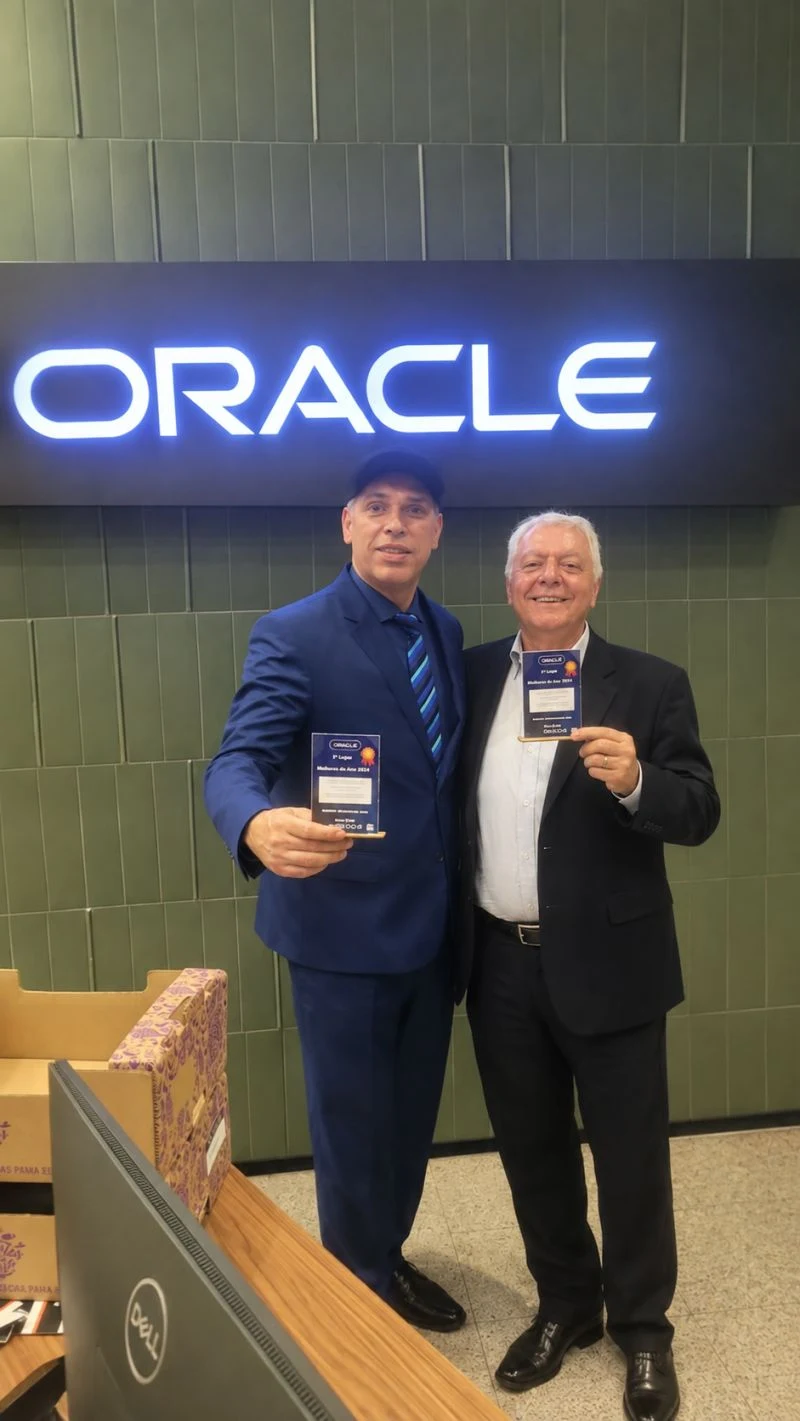 Antonio Guido na premiação do Hackathon de IA na sede da Oracle