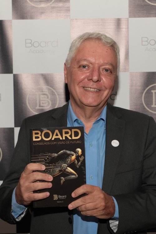 Antonio Guido com o livro BOARD — Conselhos com Visão de Futuro, Volume 3